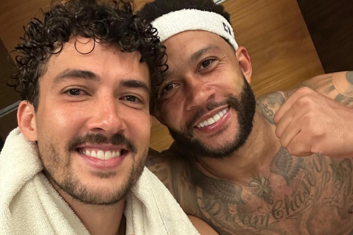 Festa no vestiário: Gustavo Henrique e Memphis Depay marcaram os gols da vitória do Corinthians 