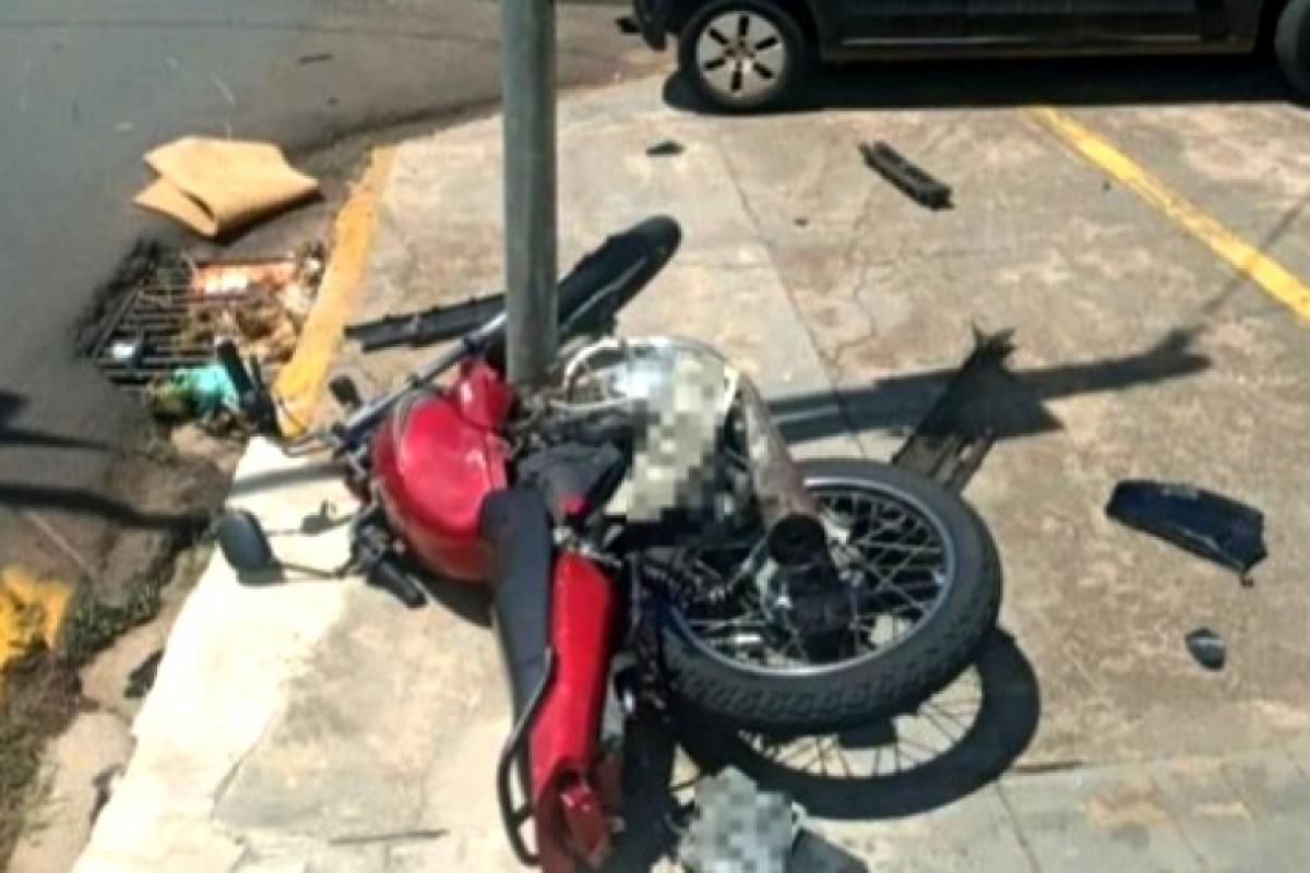 Com o impacto, a moto caiu e a condutora ficou ferida. 