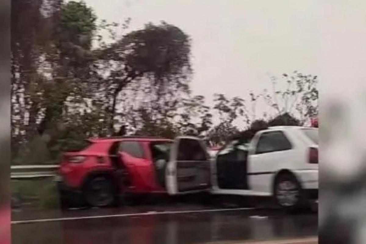 Colisão entre dois carros ocorreu na Rodovia Feliciano Sales Cunha, em Poloni