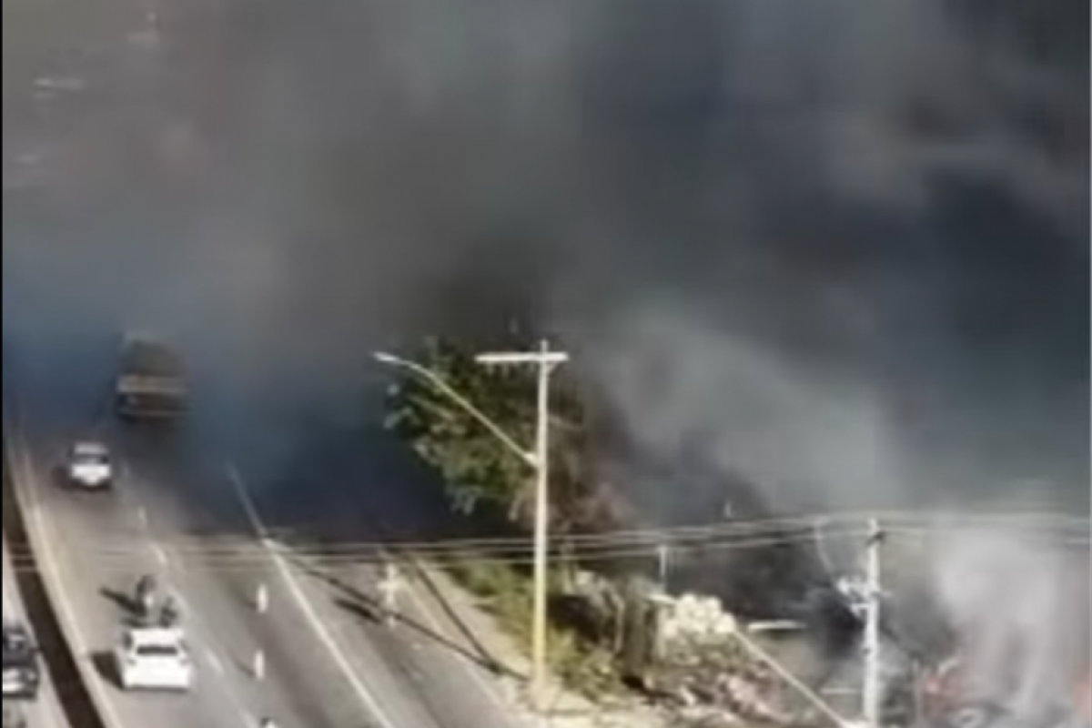 Uma grande cortina de fumaça tomou o céu e uma pista com sentido a Betim foi fechada.