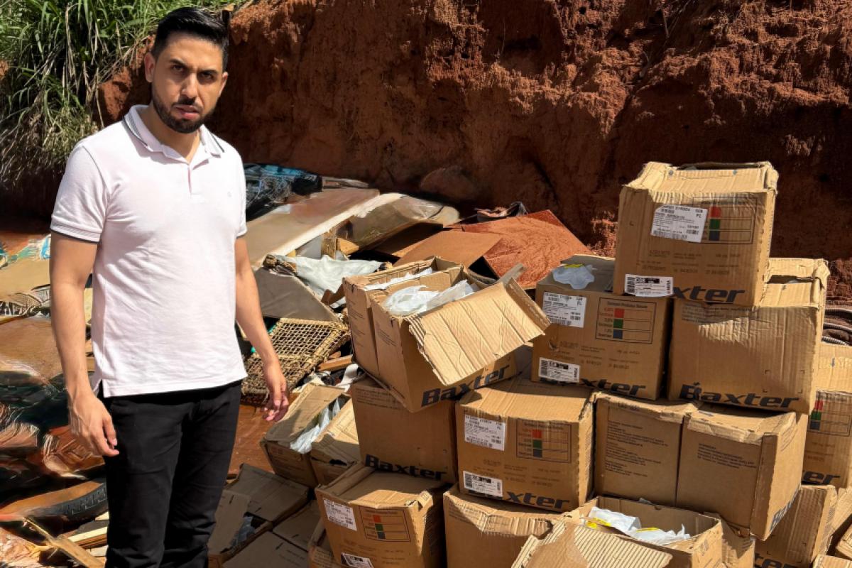 Júnior Rodrigues junto a dezenas de caixas de remédios