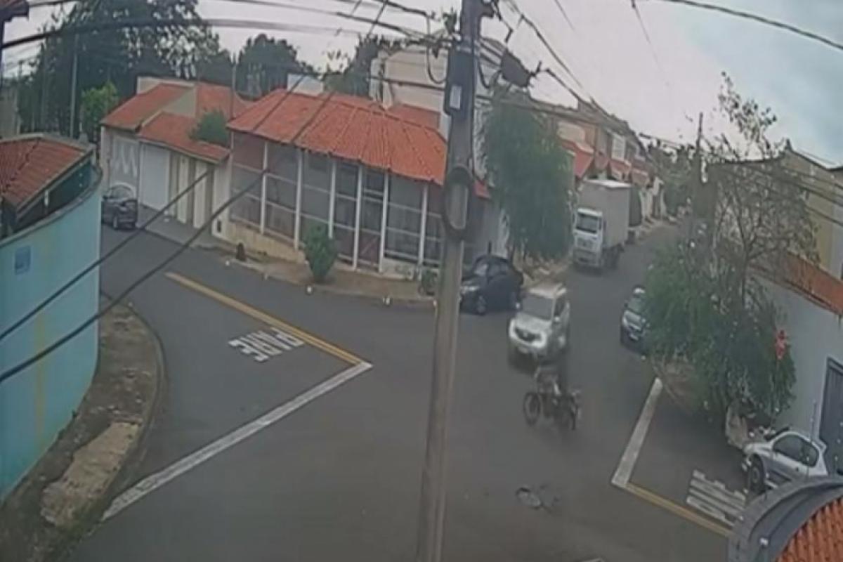 a motocicleta avançou a sinalização de parada na Rua Angelina Gerolamo Turim e foi atingida por um automóvel que seguia pela Rua Paulo Bruns