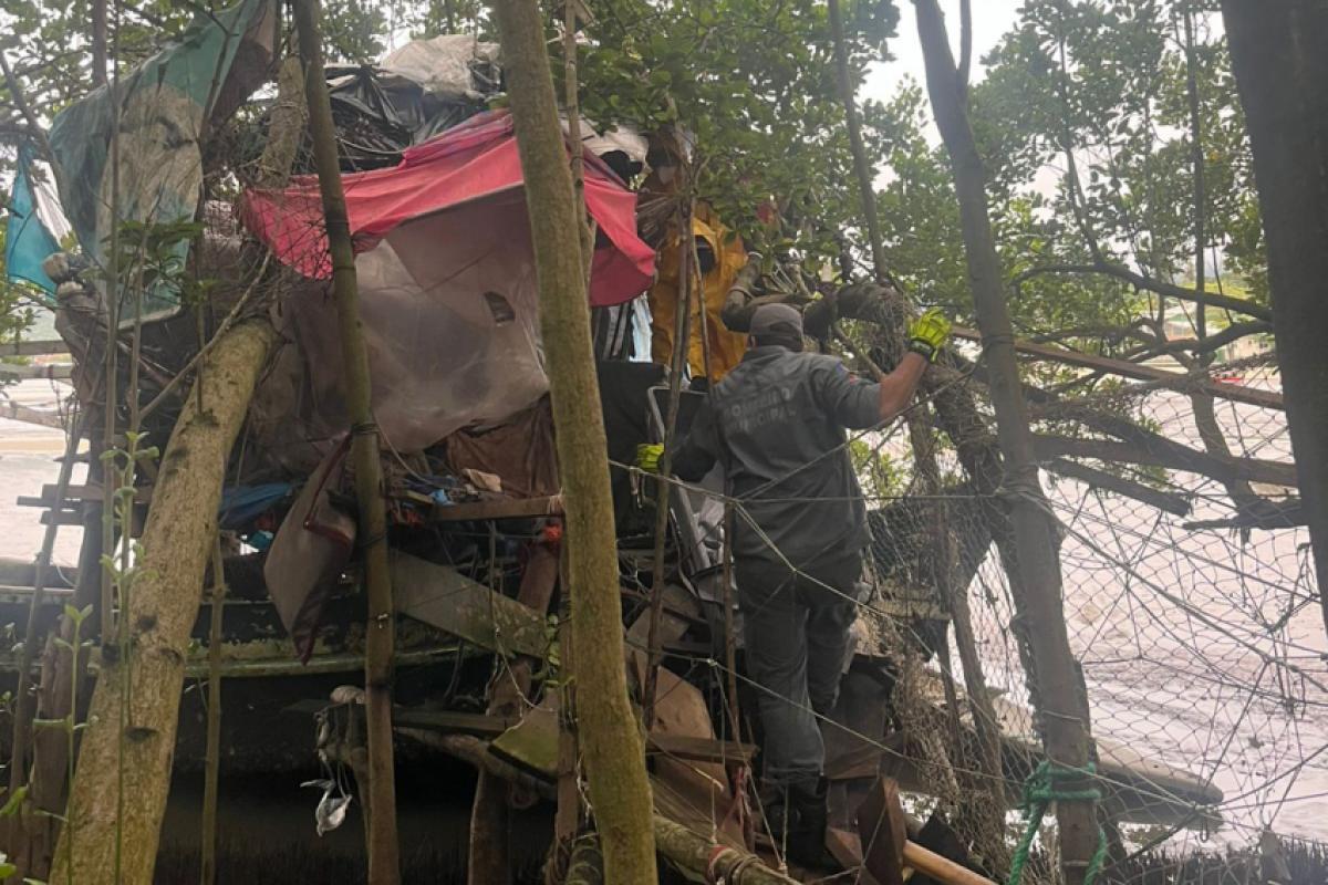 Corpo foi encontrado em uma embarcação abandonada