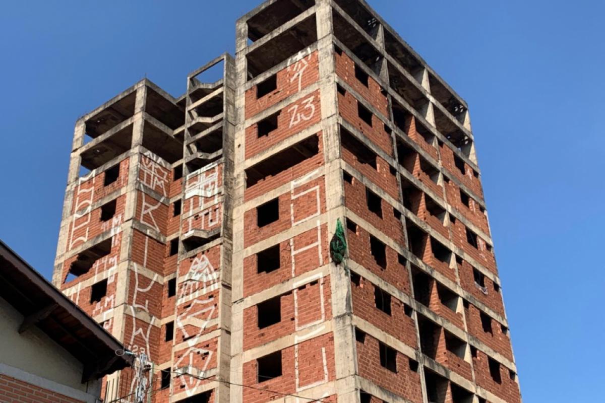 Estrutura está desocupada há mais de três décadas e acumula lixo, mato e registros de incêndios