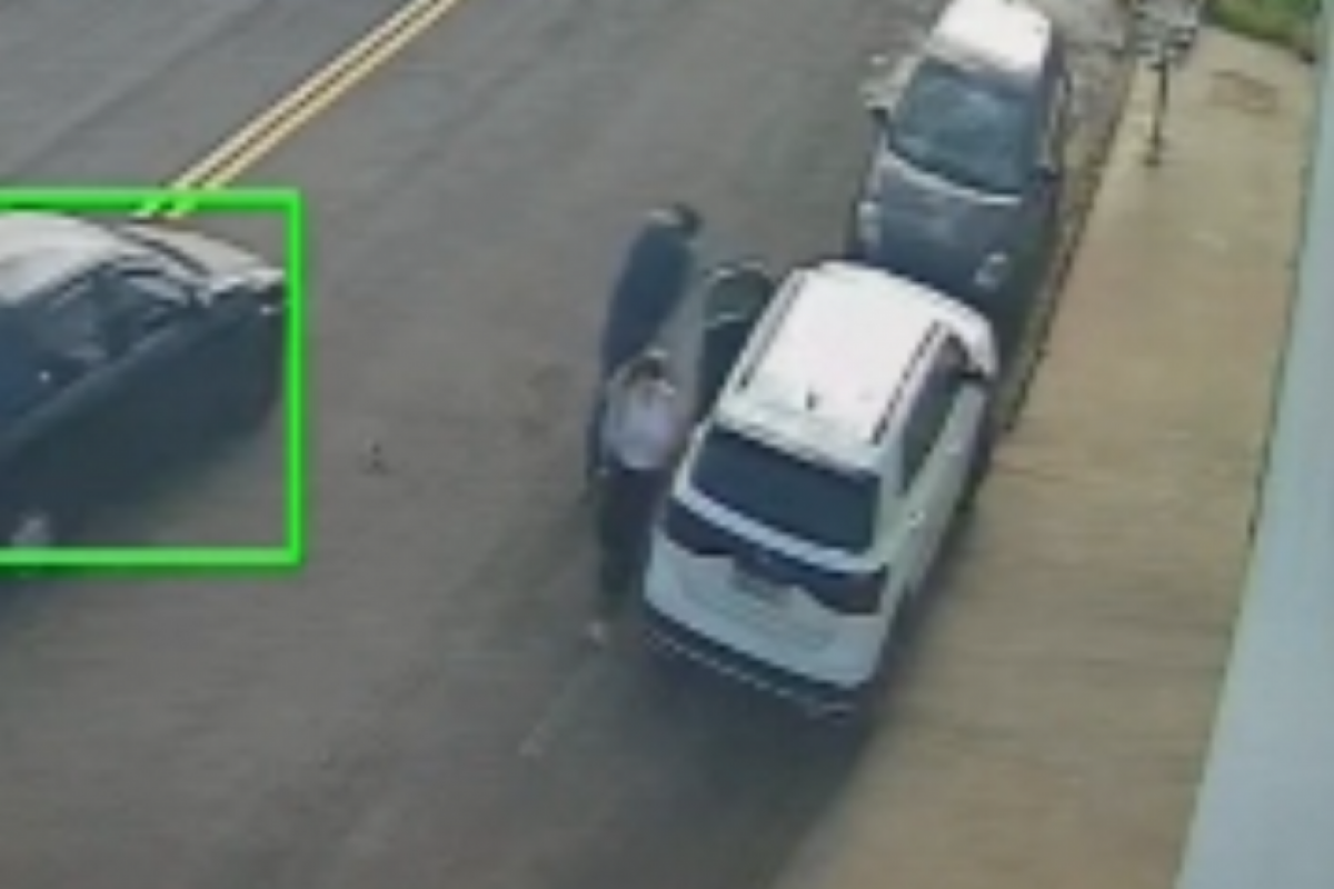 Criminosos tirando a mulher de dentro do veículo com violência 