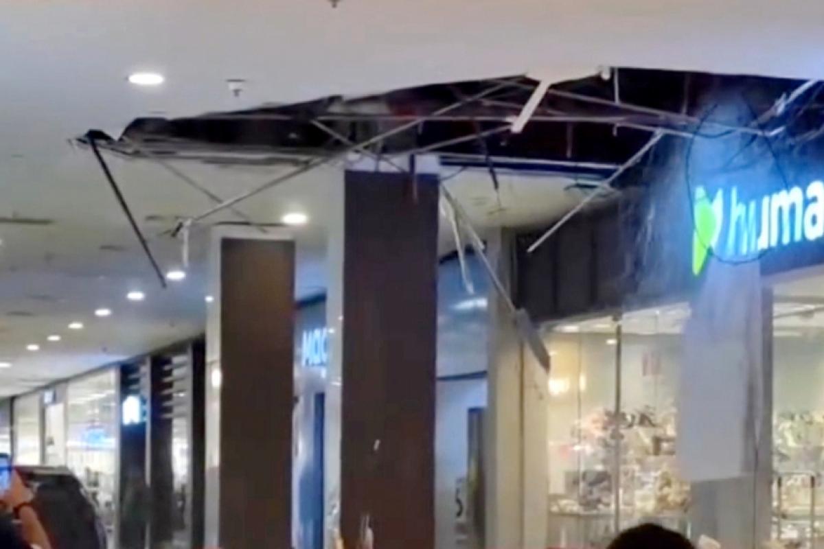 Clientes e funcionários das lojas se assustaram com a queda do teto. 