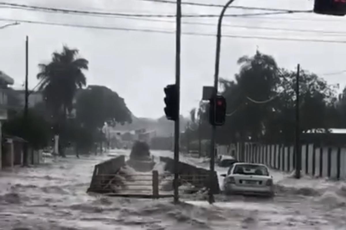 Carro chegou a ficar parcialmente coberto por água durante tempestade 