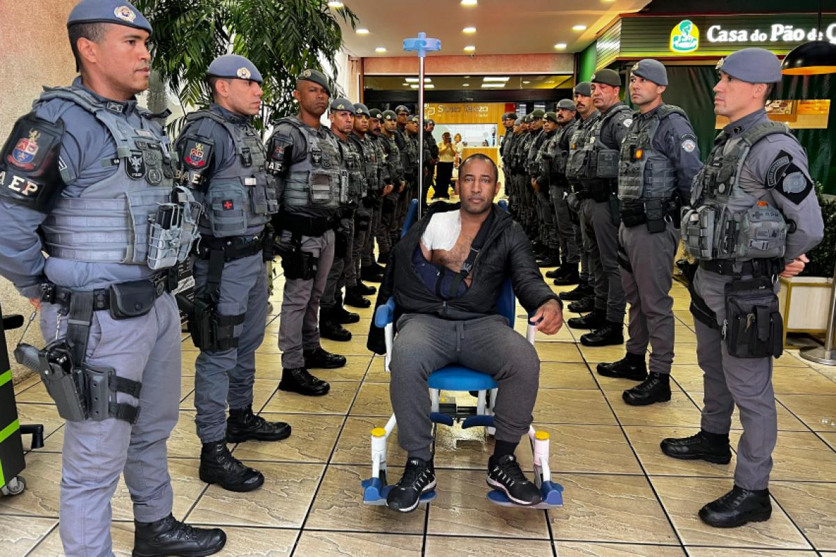 Policial foi ferido durante cumprimento de mandado, mas conseguiu neutralizar o agressor; operação apreendeu armas, dinheiro e equipamentos de drogas.