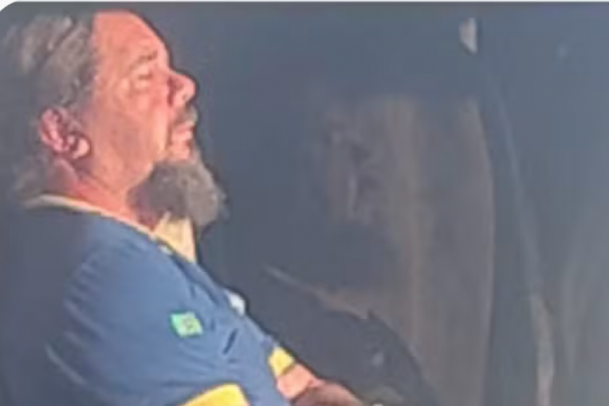 O homem, que estava sentado e amarrado desde as 5h30, desmaiou no momento em que saiu do caminhão, às 9h21. 