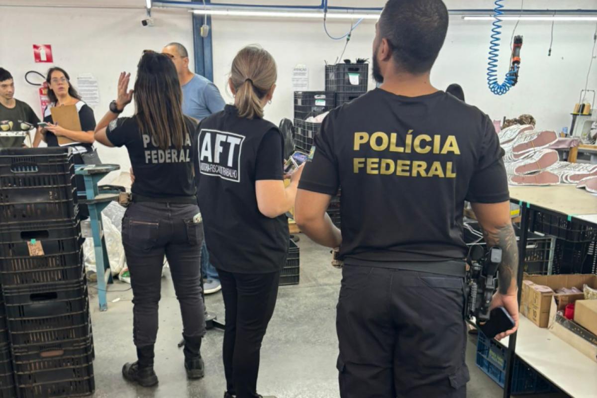 Equipe de fiscalização vistoria uma fábrica de calçados em Birigui
