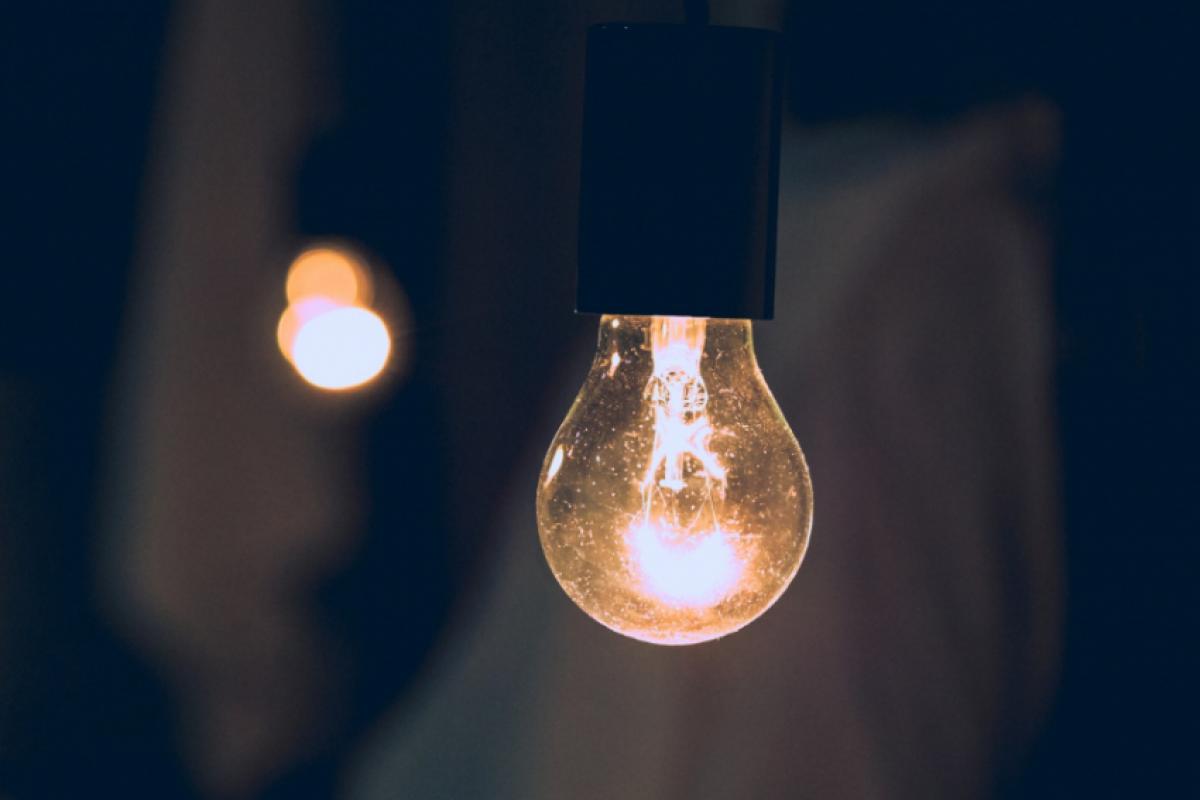 A lei coloca um limite de gastos para a Conta de Desenvolvimento Energético (CDE), o que gera uma diminuição nas tarifas