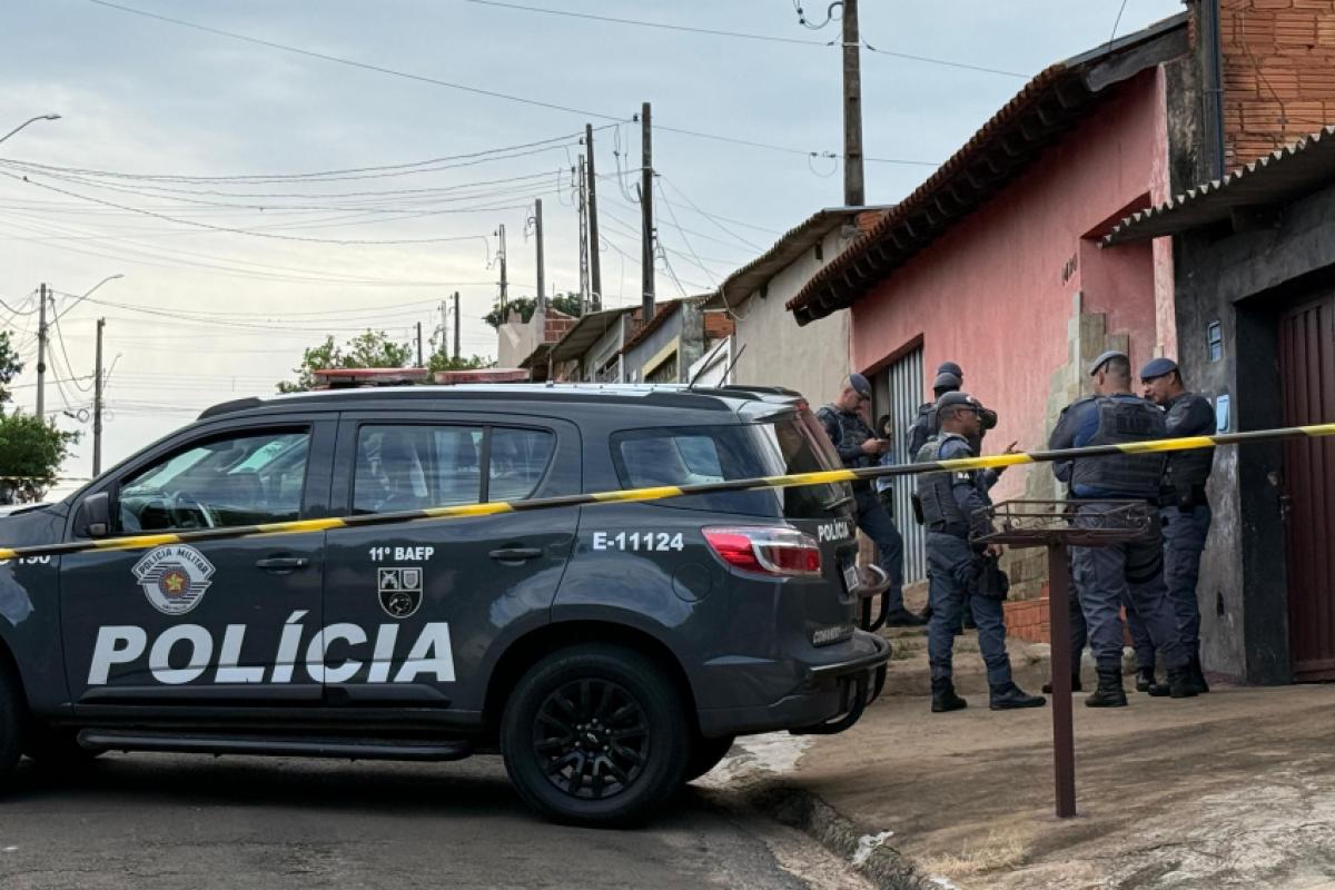 Policiais durante operação na rua Osvaldo David, em Franca