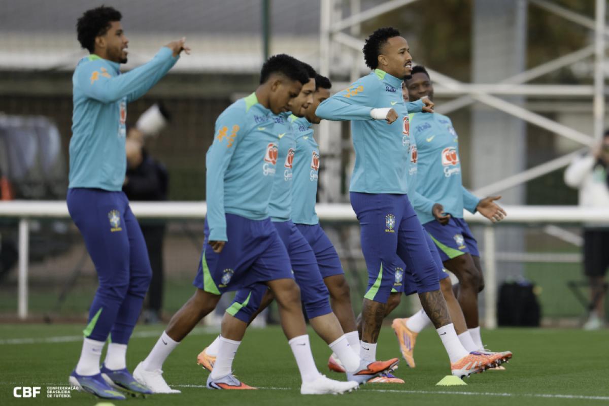 O zagueiro Éder Militão foi testado como lateral-direito