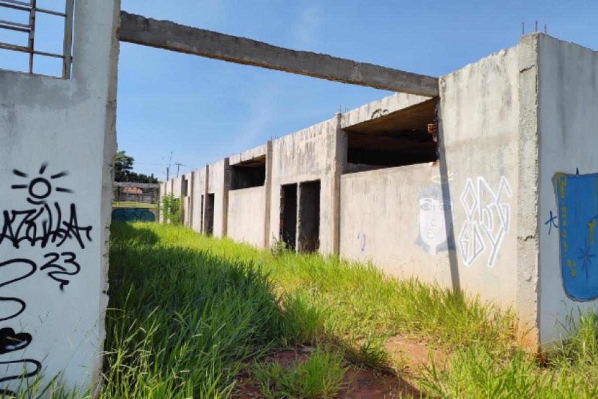 Obras paradas no Milagrão