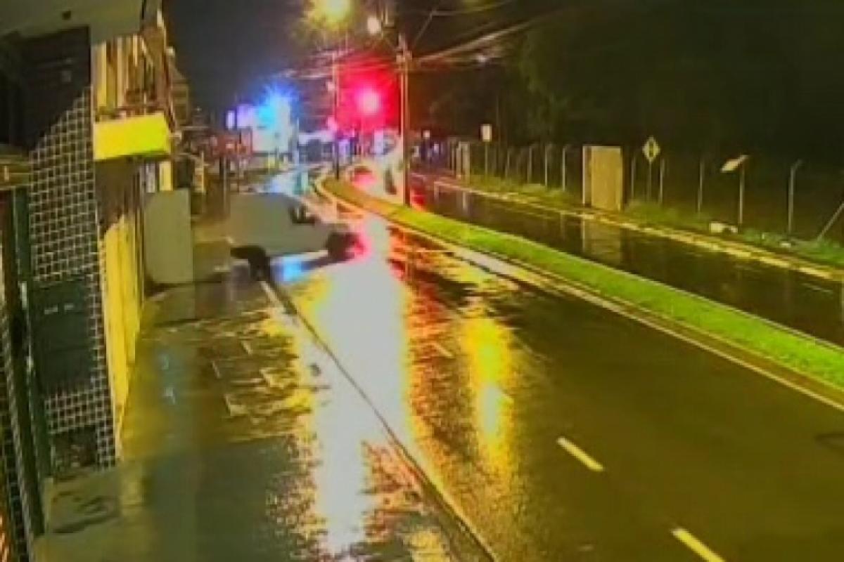 Criminosos entrando no barracão com uma Fiorino para furtar máquinas de costura