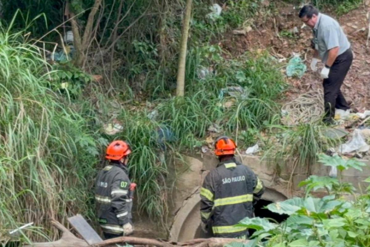 Equipes do Corpo de Bombeiros ajudaram a retirar o corpo da água em Piracicaba 