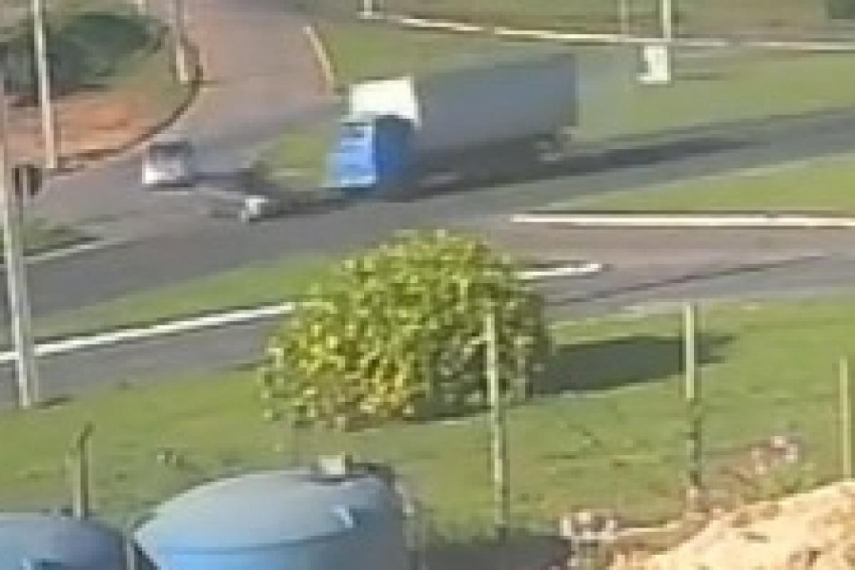 Caminhão e carro antes de baterem no trevo de entrada de Cássia (MG)