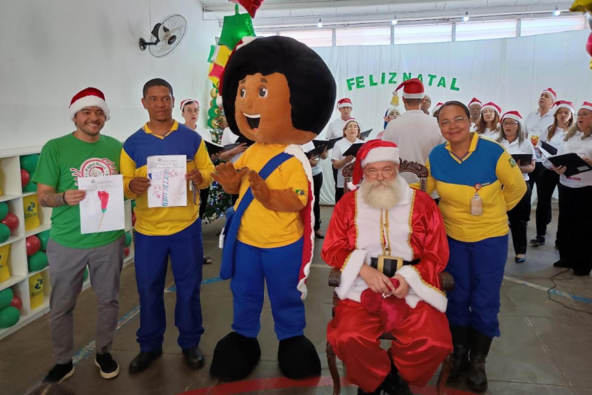 A entrega de presentes deverá ser feita presencialmente, nos pontos de entrega indicadas no Blog e conforme cronograma da campanha