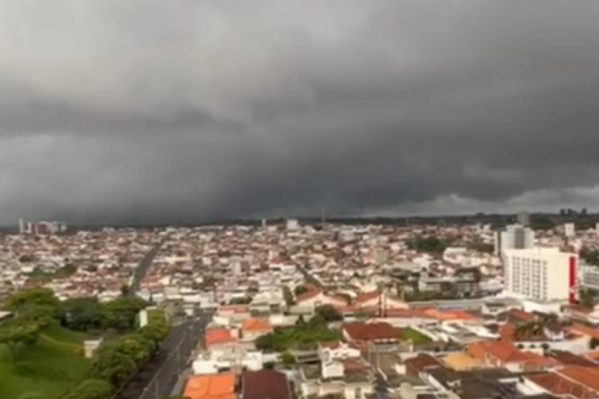 Nuvens negras sobre a região sul de Franca