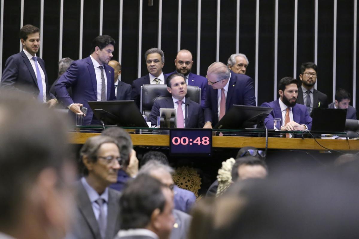 O presidente da Câmara, Hugo Motta (Republicanos-PB), trabalha com o cenário de votar as duas propostas na mesma semana