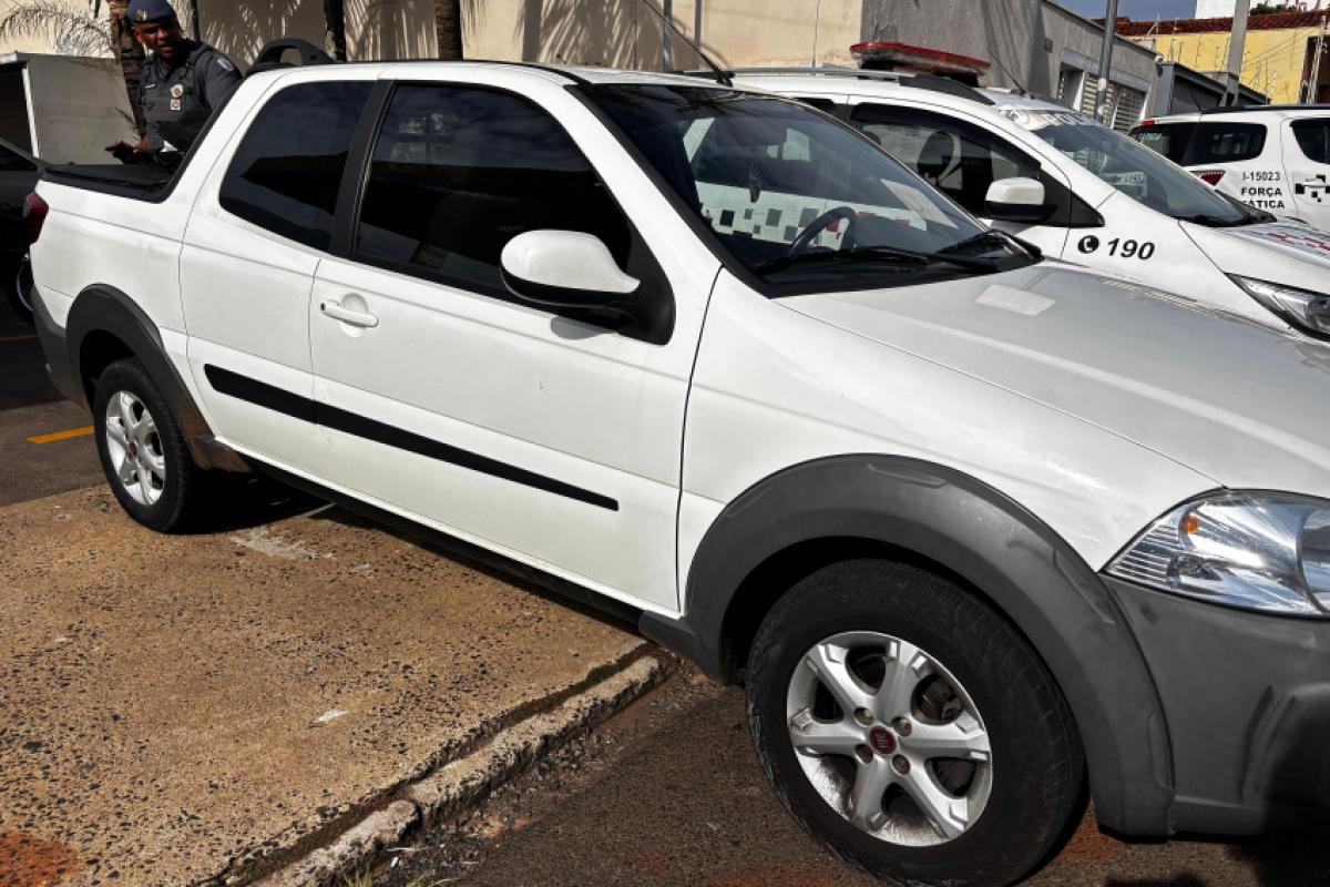 Fiat Strada Branca recuperada pelos policiais durante megaoperação
