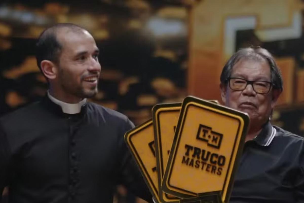 Padre Caio e Vô Tonho, campeões do Truco Masters