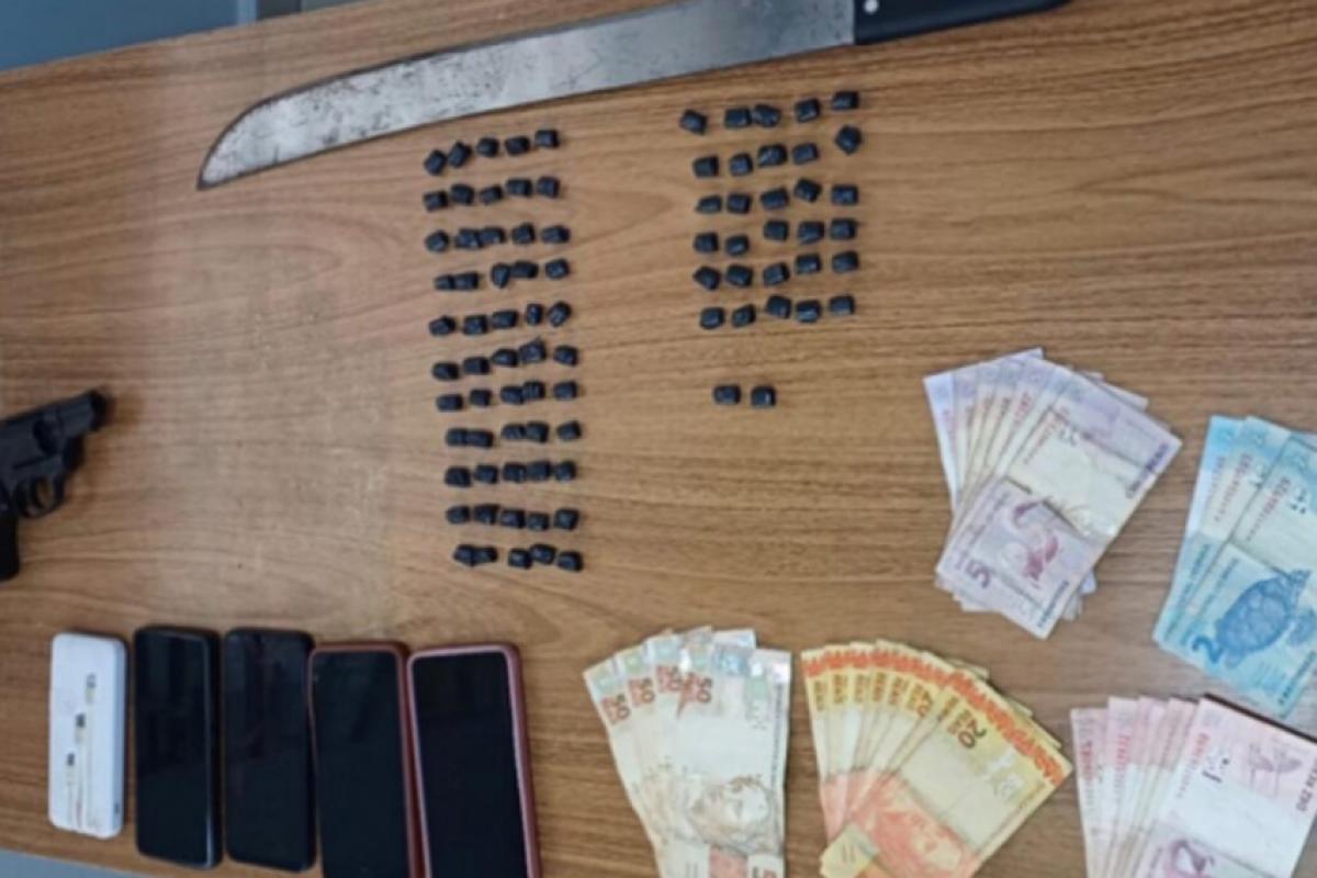 Entorpecentes, dinheiro, celulares, facão e arma apreendidos pela Polícia Militar durante a ocorrência em Araçatuba