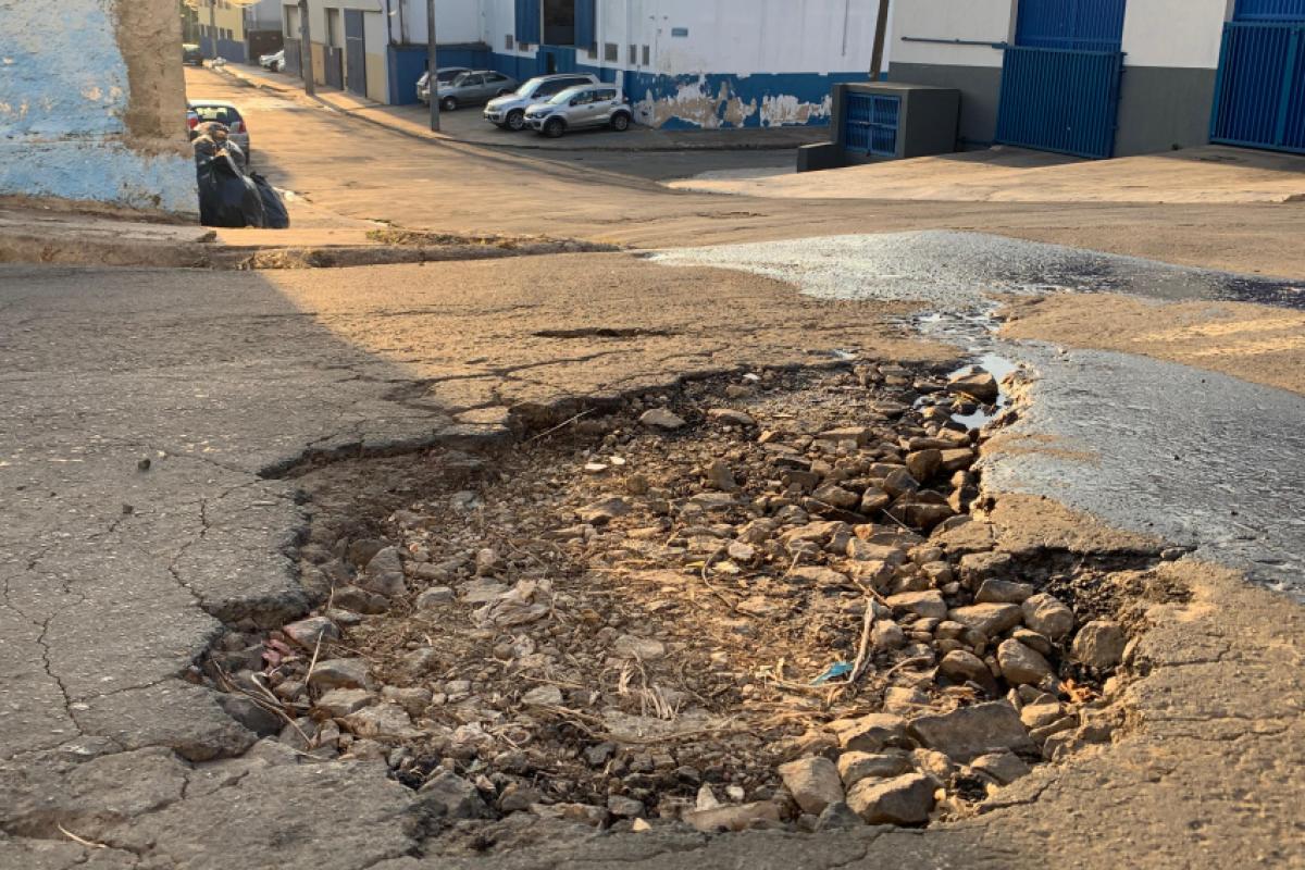 Segundo os relatos, há diversos buracos ao longo do percurso, o que tem dificultado a circulação de veículos e causado transtornos no tráfego local