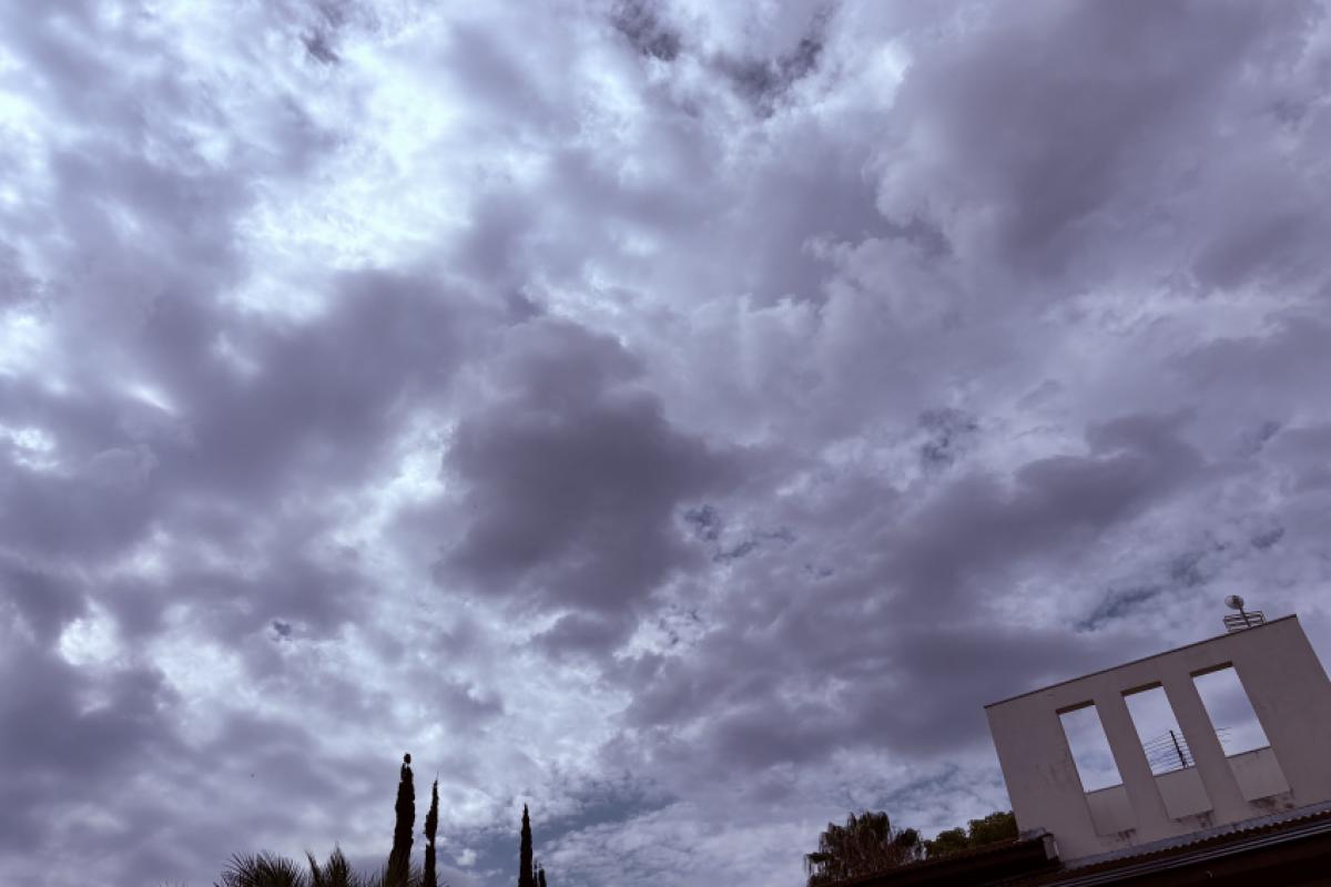 Céu registrado na tarde de quinta-feira, 13, no bairro São José