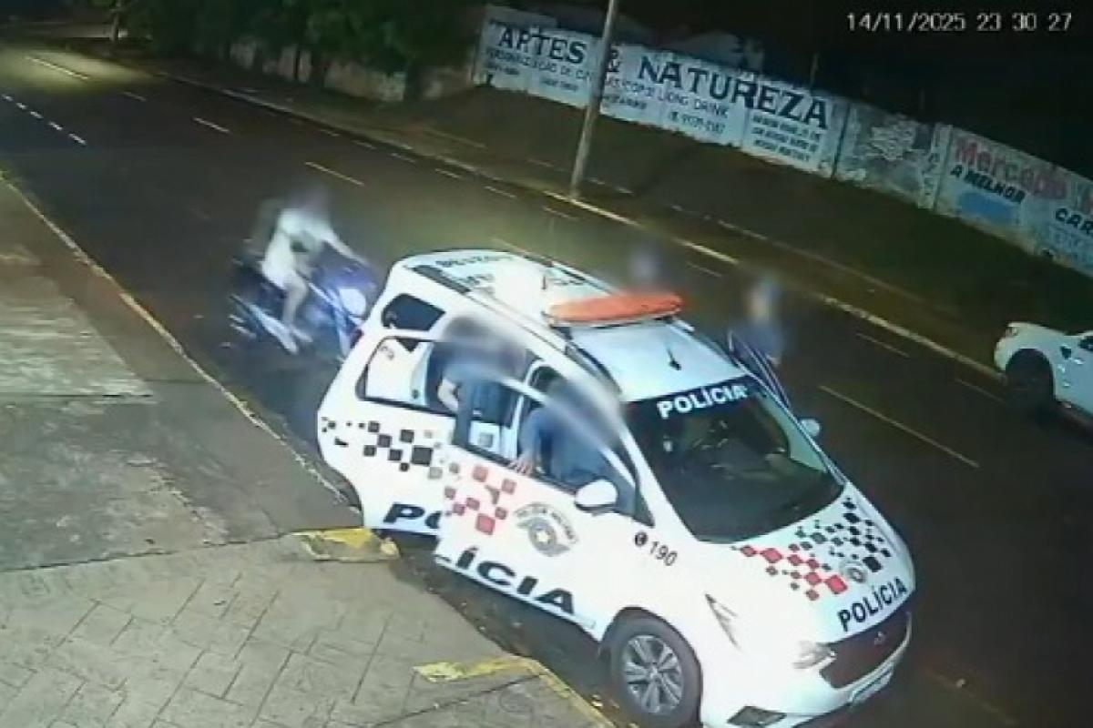 Jovem de 23 anos perdeu o controle da moto e bateu em carro da PM