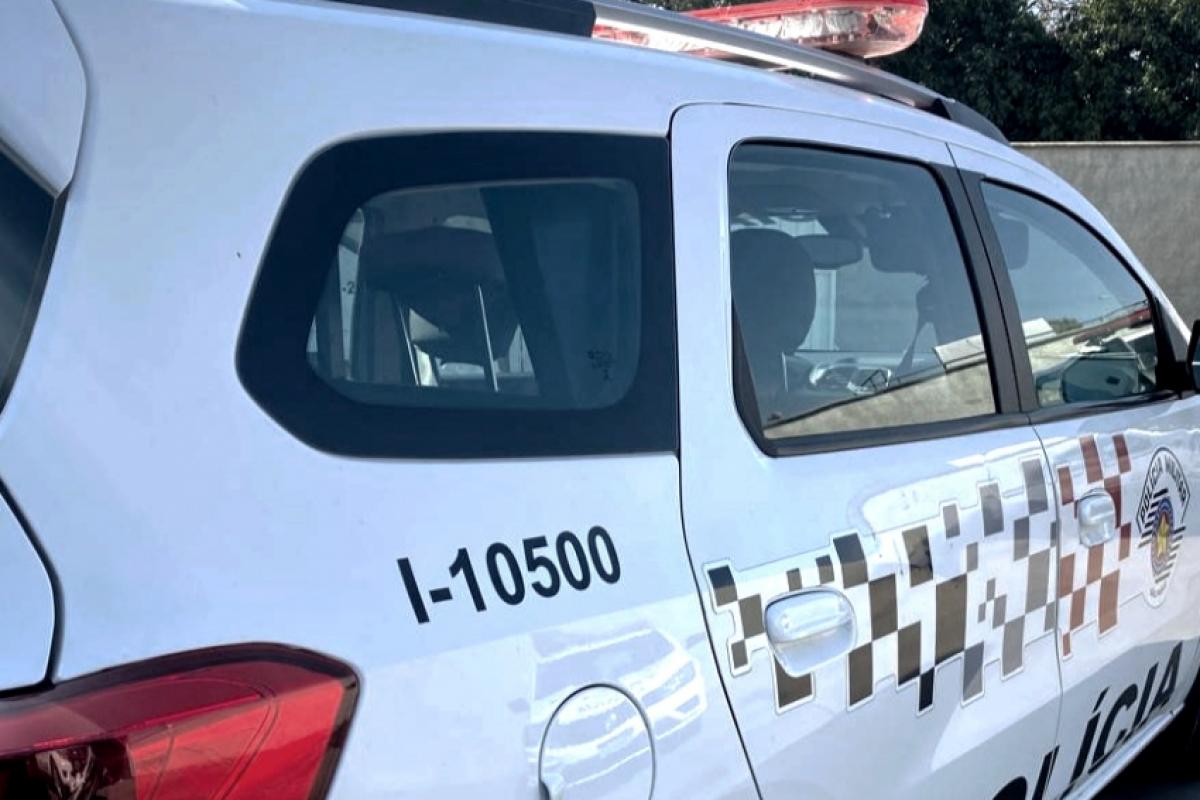 Após intensa perseguição, os policiais prenderam o indivíduo. 