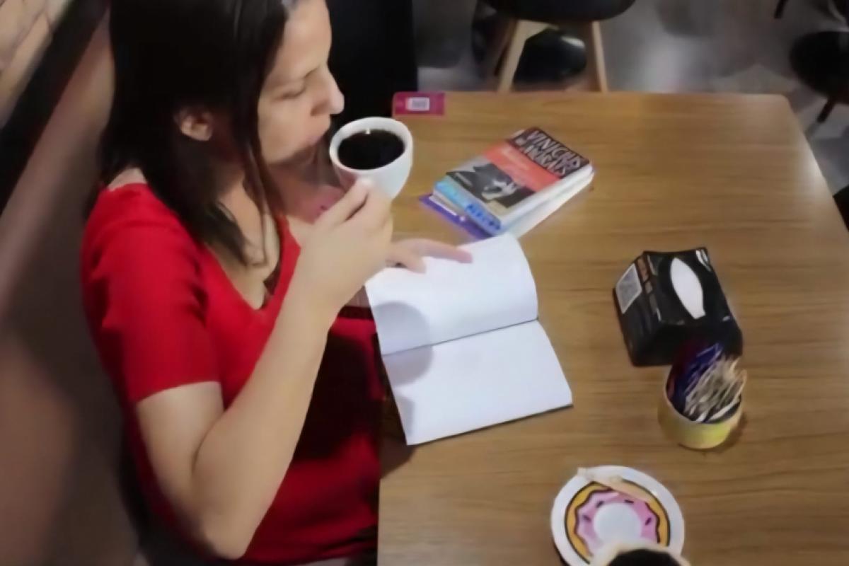 A trama segue Manuela, uma mulher determinada a incentivar a leitura e valorizar a cultura em sua comunidade.