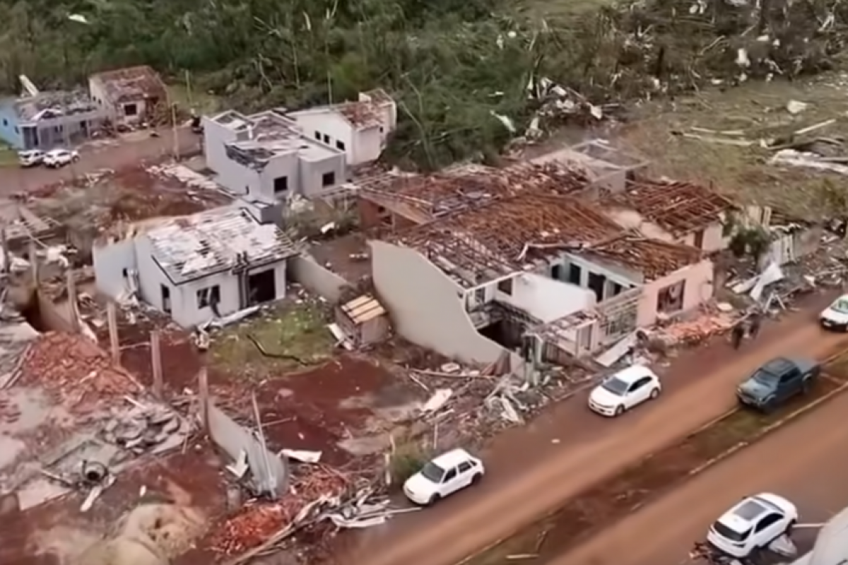 Bombeiros e Defesa Civil estimam que o fenômeno gerou danos em cerca de 90% das residências e prédios comerciais do município.
