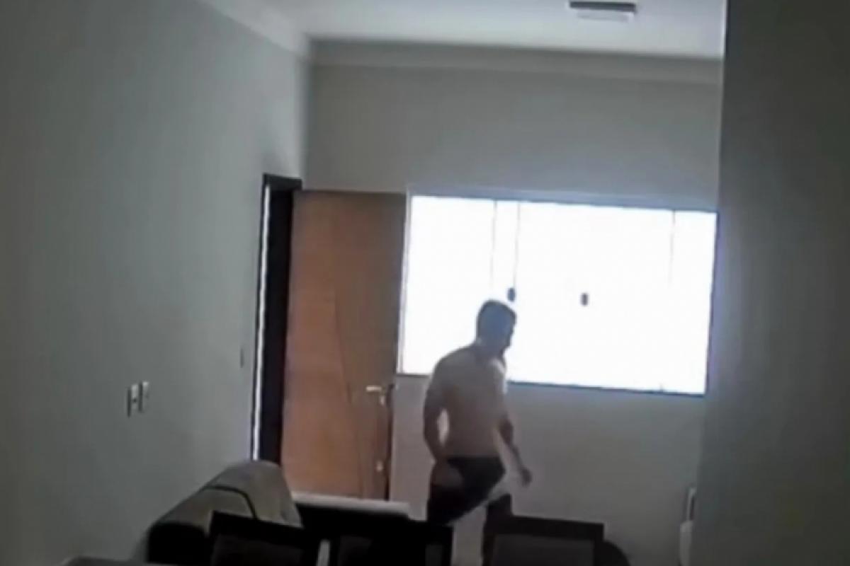 Suspeito foi filmado invadindo o apartamento