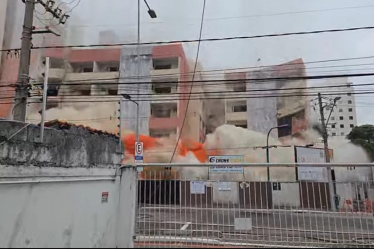 Hotel Urupema é demolido em São José, neste domingo (16)