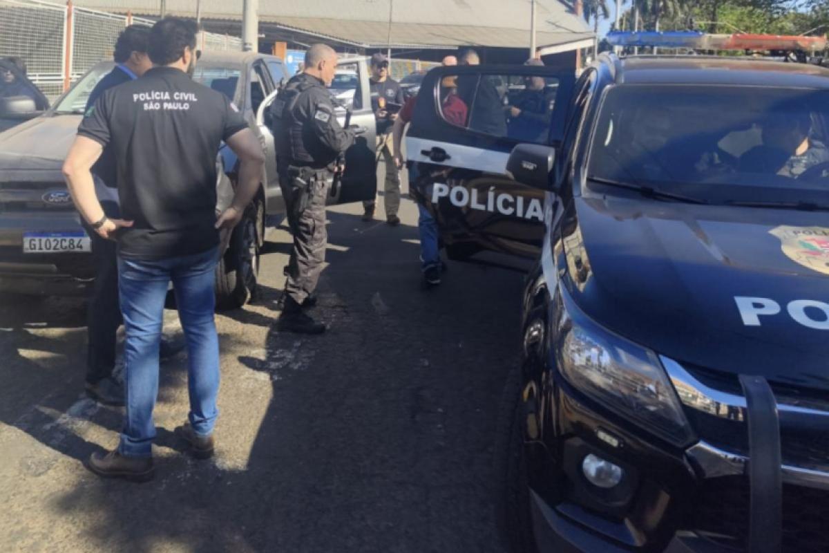 Peritos e agentes da Polícia Civil durante a reconstituição do atropelamento da ciclista Thais Bonatti, em Araçatuba