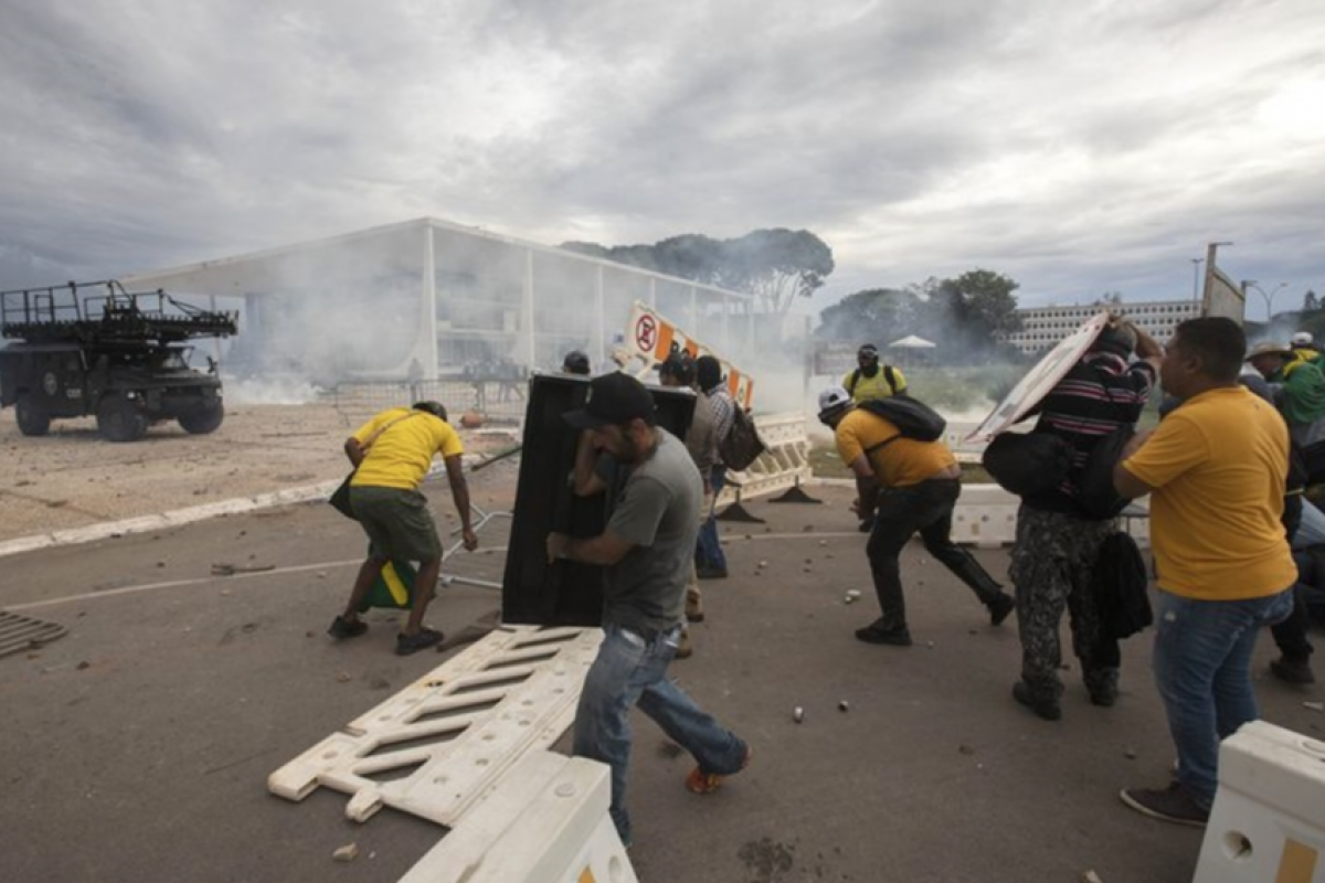 Segundo o relator, os oficiais tinham condições de evitar a invasão e depredação das sedes dos três Poderes, mas favoreceram a ação dos extremistas.