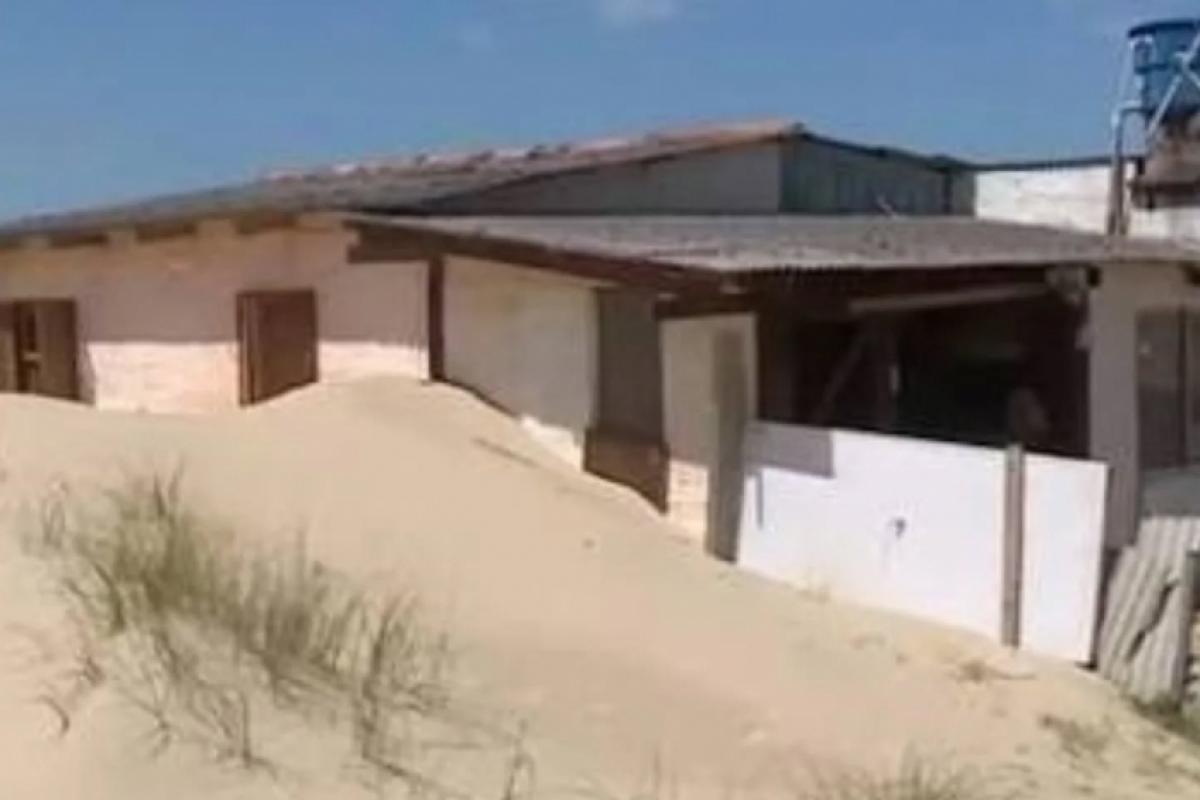 Ventos fortes registrados neste ano, com rajadas de até 60 km/h, agravaram ainda mais a situação.