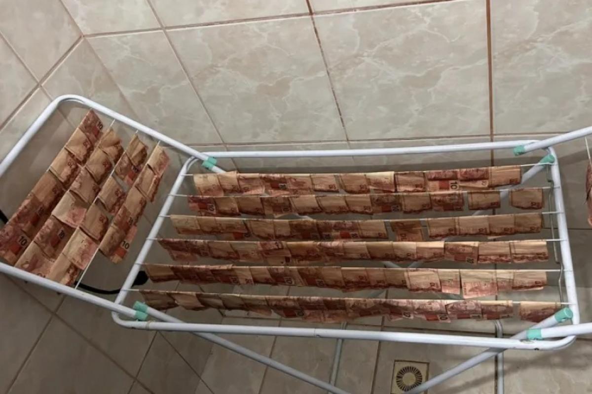 Notas penduradas em varal no interior de um imóvel em Joinville (SC)