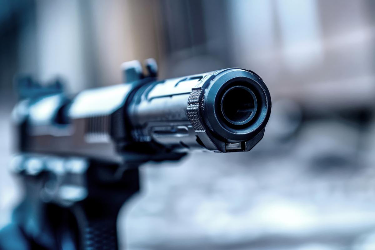 Durante o desentendimento entre os motoristas nos carros, um deles colocou a arma na janela e disparou várias vezes. 