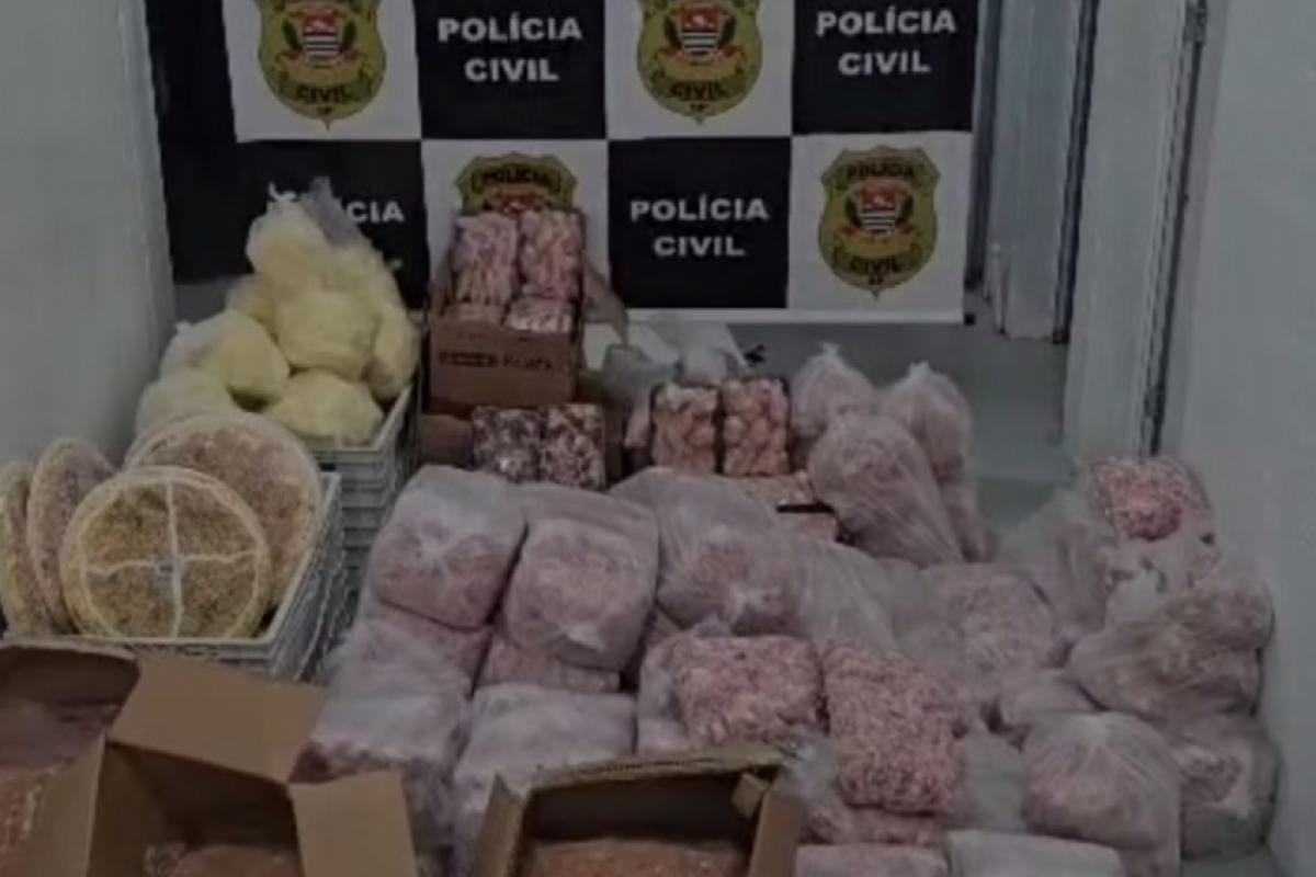 Homem de 58 anos foi preso em flagrante; produtos vencidos e com indícios de adulteração foram inutilizados e enviados para aterro sanitário.