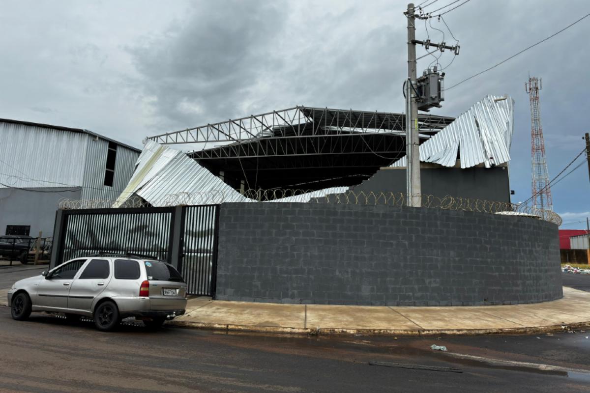 Estrutura do barracão ficou comprometida após ventania