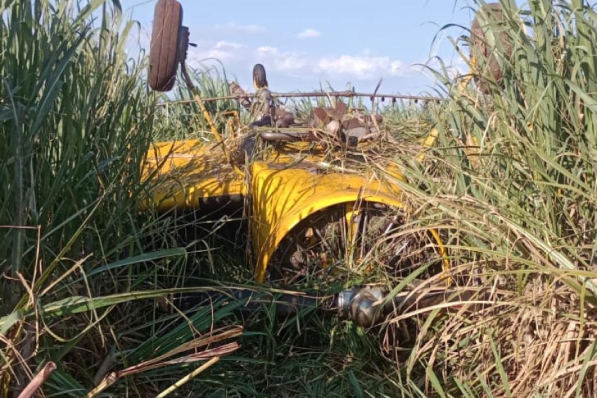 Aeronave caiu em uma área de canavial
