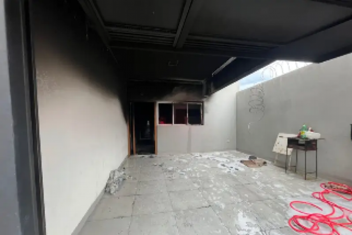 Imagem da casa após o incêndio que deixou a moradora em estado grave: sala e cozinha foram os cômodos mais danificados pelas chamas