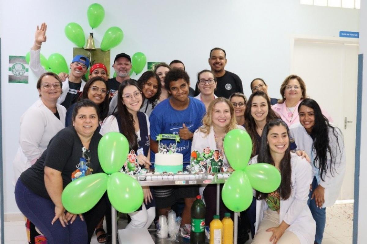 Maickon Rafael, de 17 anos, celebrando vitória contra o câncer junto com familiares e equipe médica