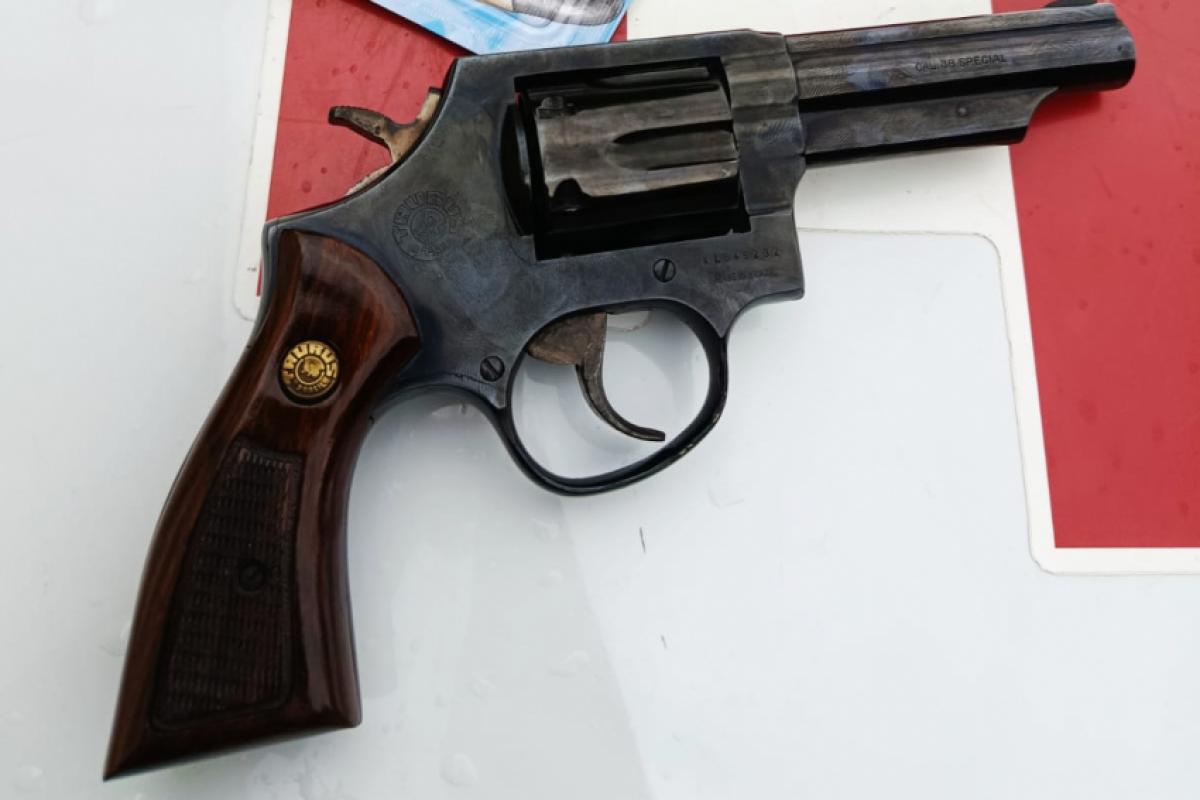 Revólver calibre 38 apreendido pela Polícia Militar durante a ocorrência em Birigui