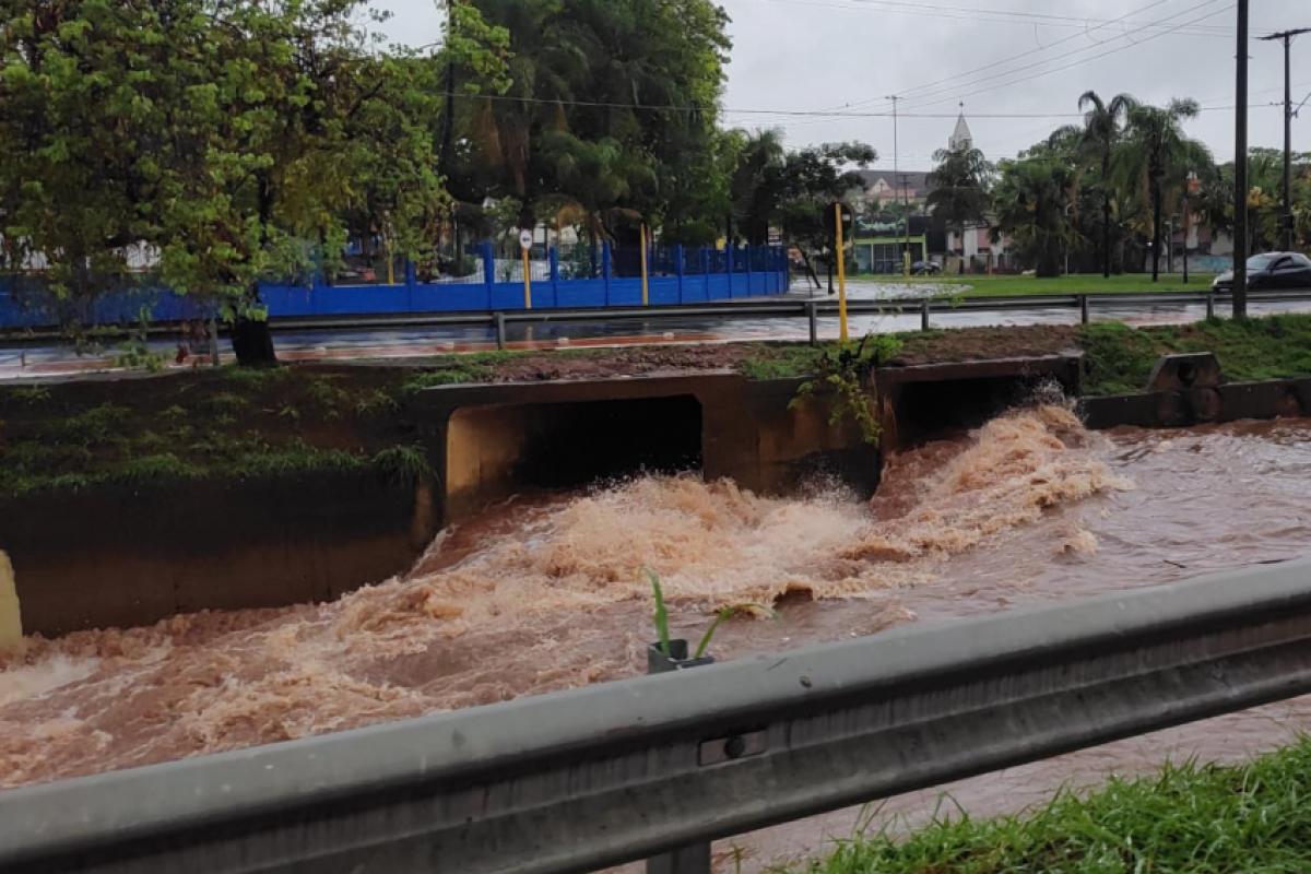Rio Bauru, na avenida Nuno de Assis, apresenta nível elevado