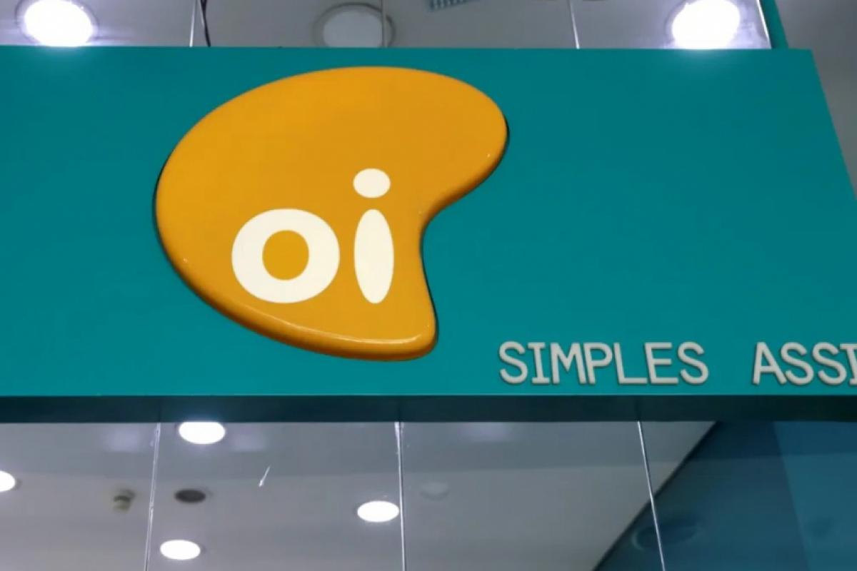 A Oi vinha enfrentando dificuldades financeiras há vários anos, agravadas após as fusões com a Brasil Telecom (BrT) e a Portugal Telecom