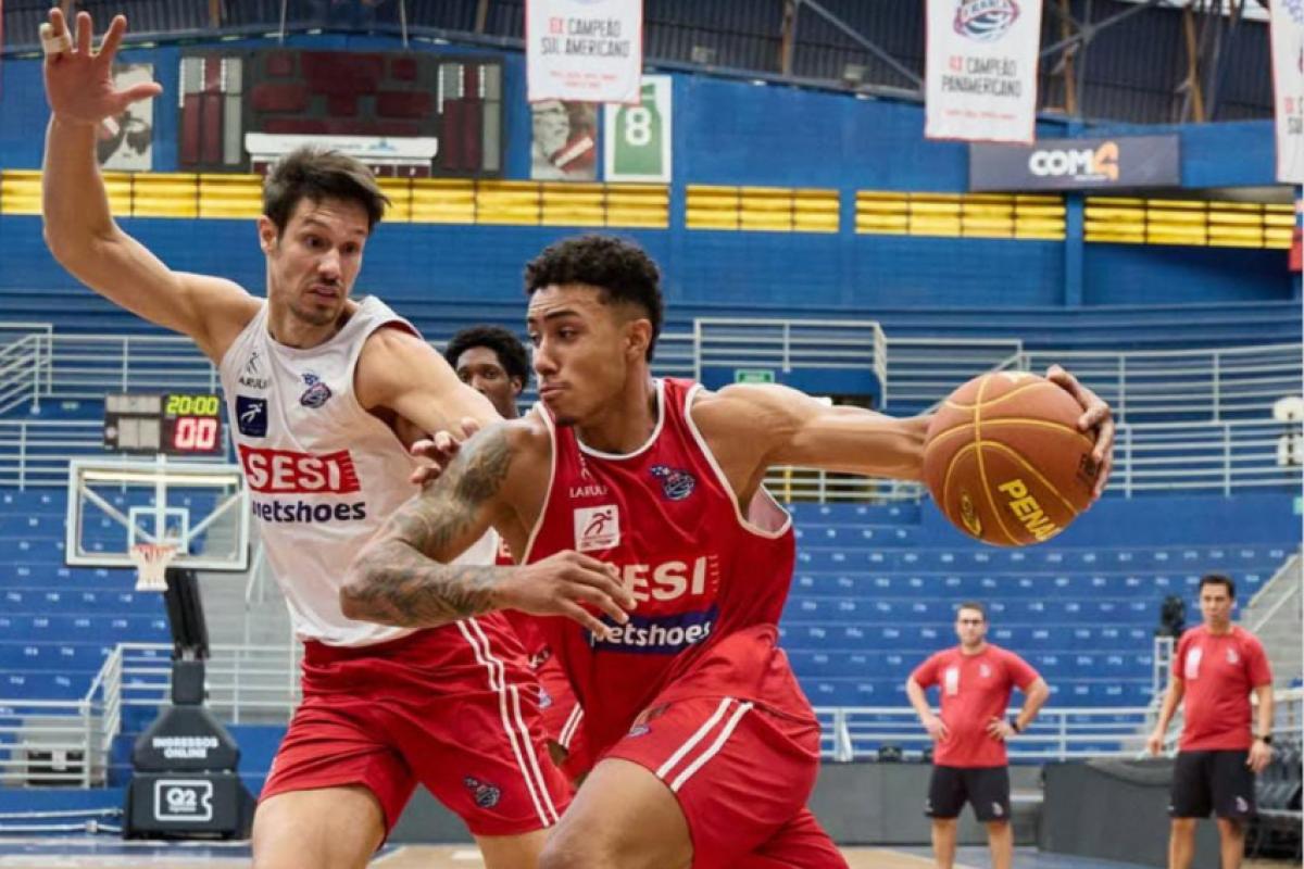 Rafael Mineiro e Zu Júnior durante treino: time joga em BH