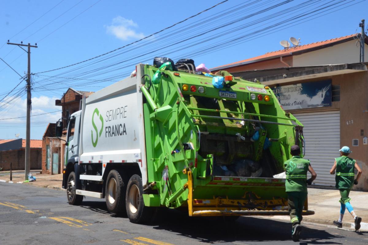 Caminhão da coleta de lixo passando pelas ruas de Franca